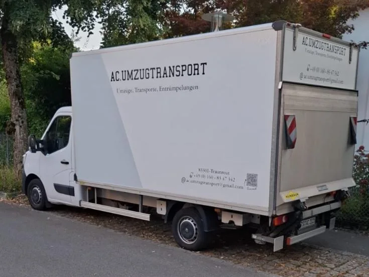 Kofferfahrzeug von Ac.Umzugtransport mit Ladebordwand am Einsatzort